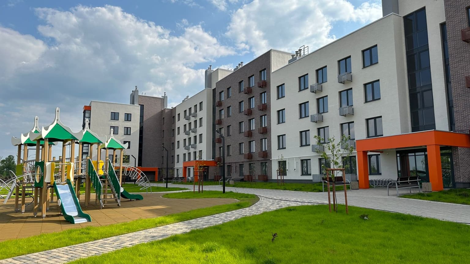Четырехэтажный жилой дом — главный фасад